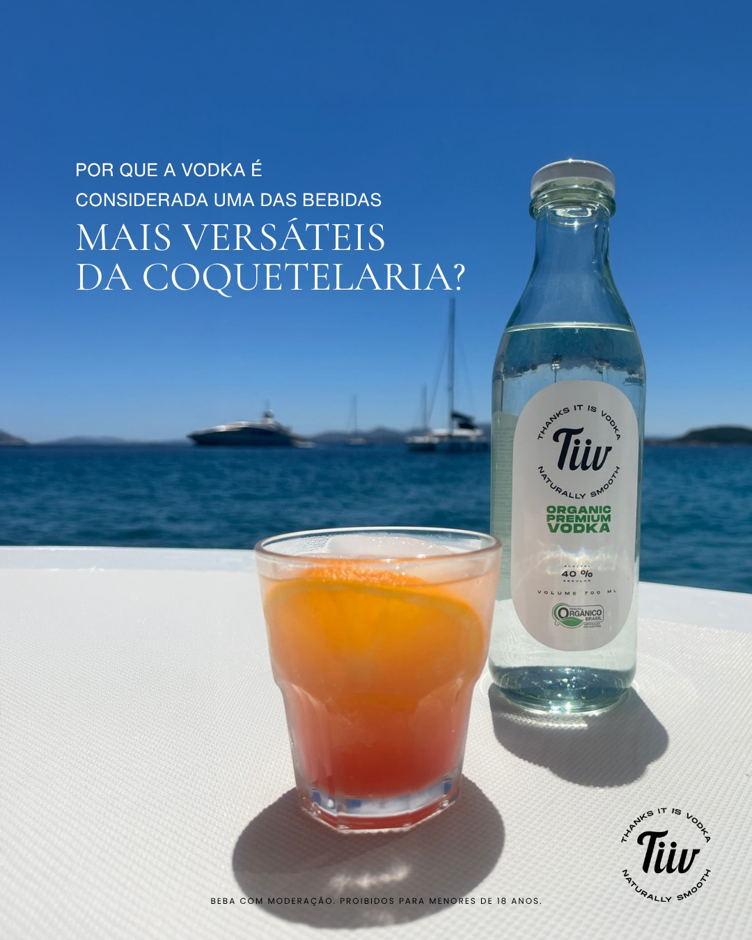 Drink e garrafa Tiiv em cenário costeiro